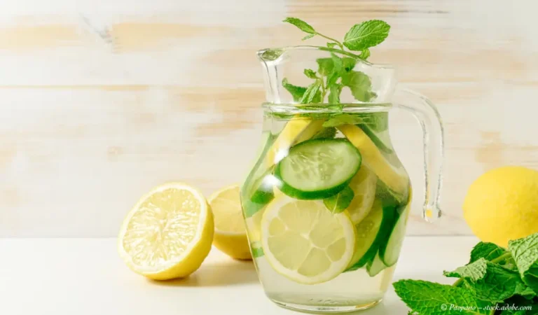 Detox Wasser mit Zitrone Ingwer zum Entschlacken und Abnehmen