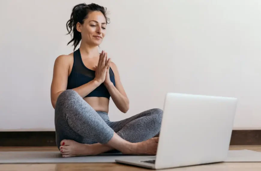 Frau macht einen Online-Praeventionskurs über Yoga